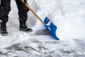 Wir halten Ihr Grundstück frei von Eis und Schnee